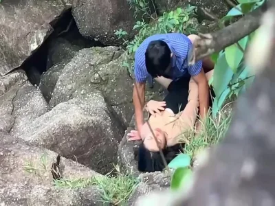 Đi du lịch với công ty mà em đồng nghiệp lén lút chơi bên bờ suối